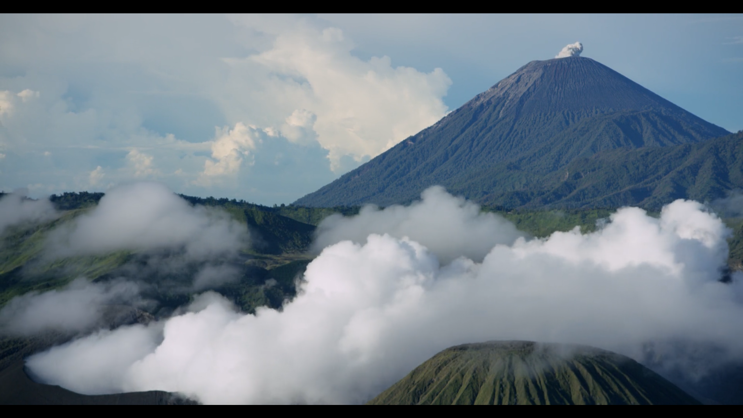 Into The Inferno (2016): A Look at Strange Cultures, and the Volcanoes That Loom Over Them